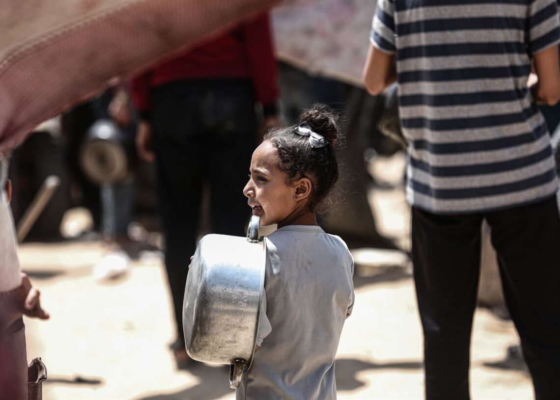 Archivo - Imagen de archivo de una niña que espera ayuda humanitaria en la Franja de GazaEuropa Press/Contacto/Omar Ashtawy - Archivo