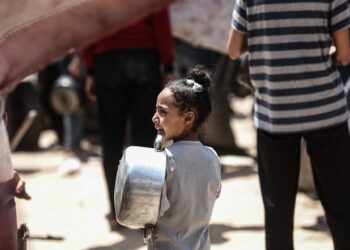 Archivo - Imagen de archivo de una niña que espera ayuda humanitaria en la Franja de GazaEuropa Press/Contacto/Omar Ashtawy - Archivo