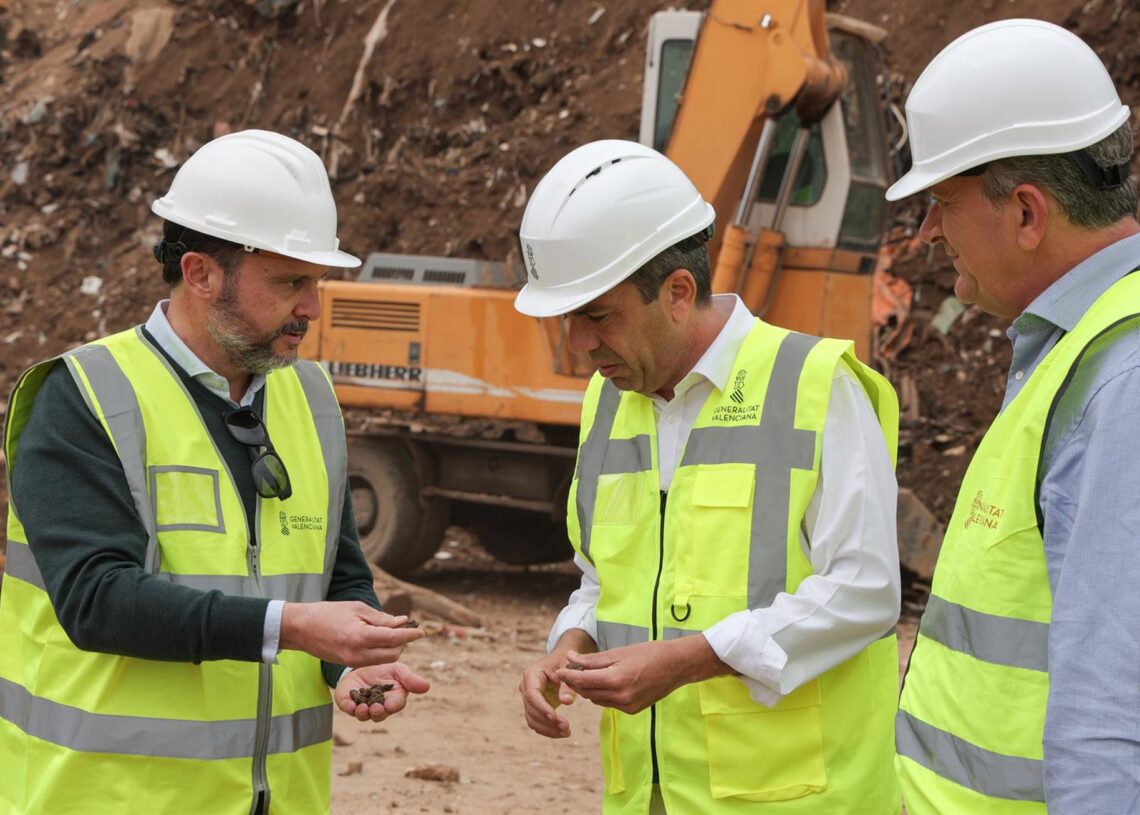 Archivo - Mazón anuncia un plan para ayudar a ayuntamientos en la gestión de escombros generados por la reconstrucción tras danaGVA - Archivo