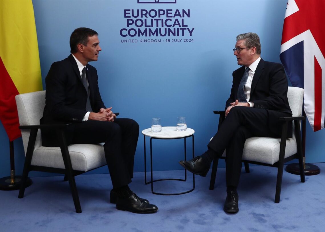 Archivo - El presidente del Gobierno, Pedro Sánchez (i), y el primer ministro de Reino Unido, Keir Starmer (d)Pool Moncloa/Fernando Calvo - Archivo