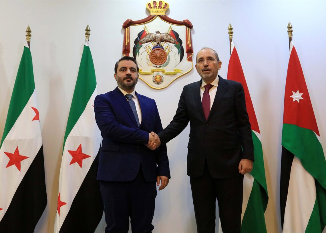Archivo - El ministro de Exteriores de Siria, Asaad al Shaibani, estrecha la mano de su homólogo jordano, Ayman Safadi, en Ammán, JordaniaEuropa Press/Contacto/Mohammad Abu Ghosh - Archivo