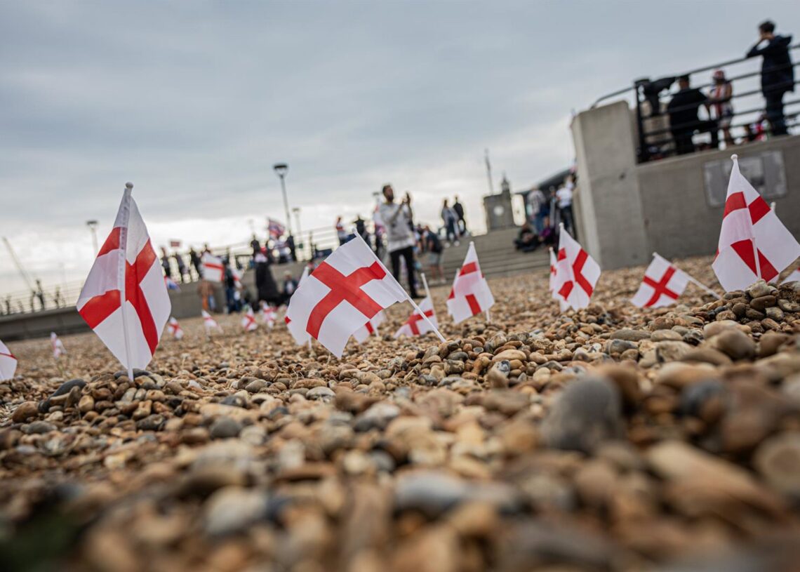 Archivo - Banderas inglesas en la playa de piedra de Dover, en el lado británico del paso de Calais, en una concentración nacionalista contra la inmigración en Reino UnidoEuropa Press/Contacto/Lab Mo