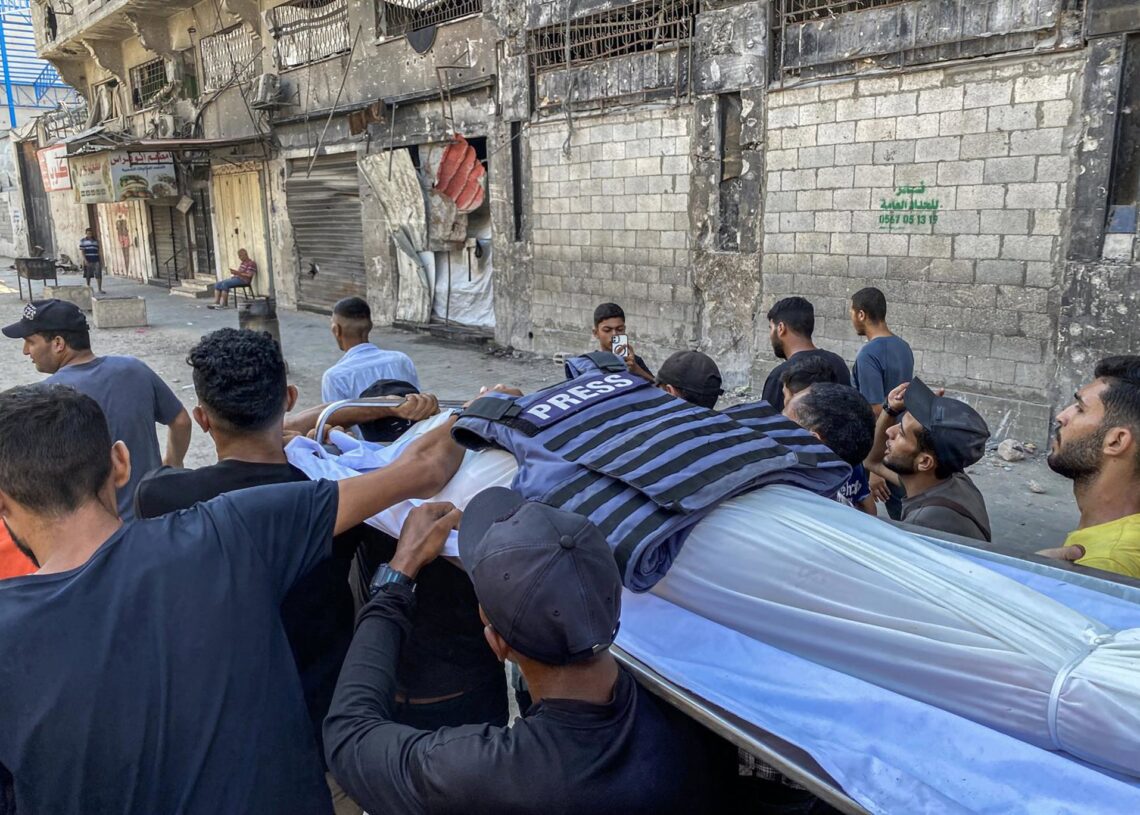 Palestinos trasladan a un periodista muerto en un ataque del Ejército israelí contra la ciudad de GazaEuropa Press/Contacto/Hadi Daoud