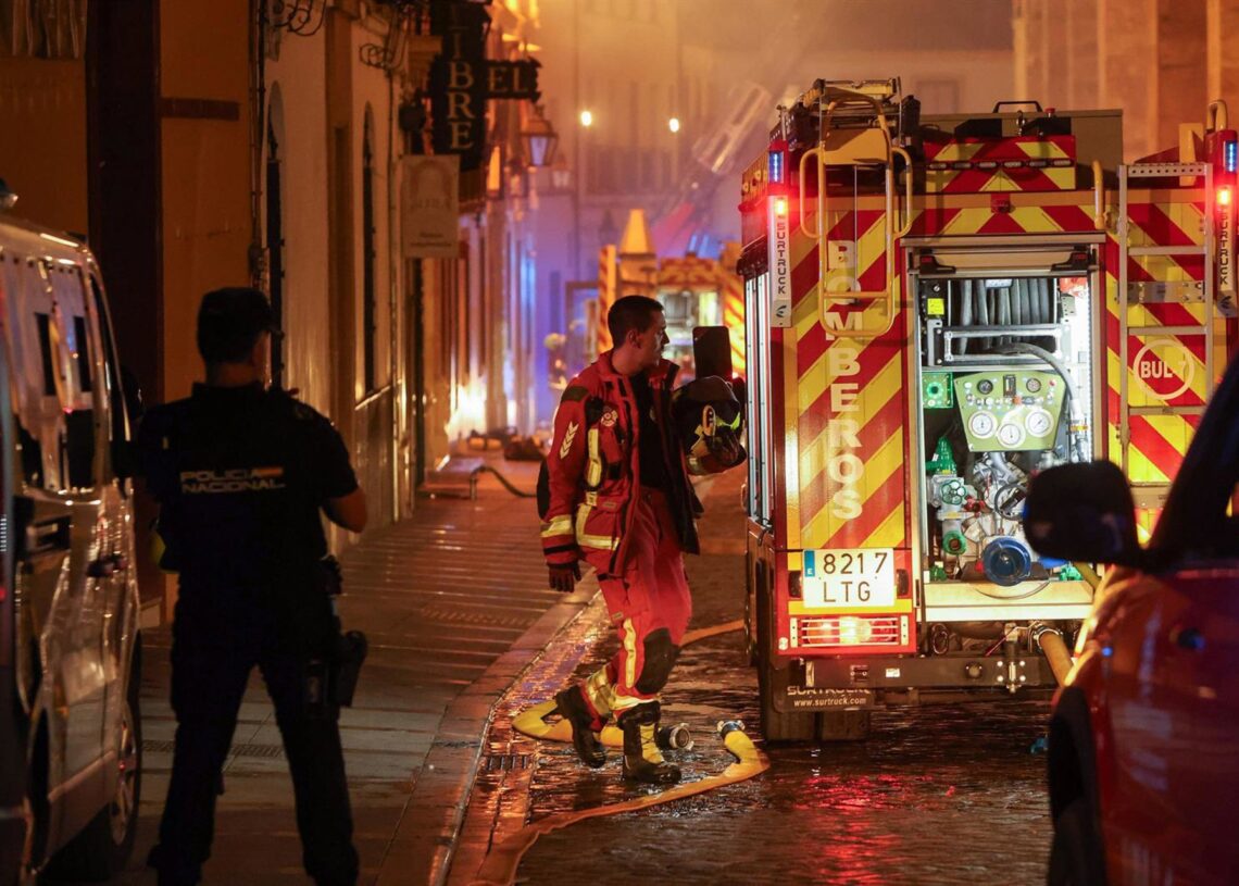 Imágenes del incendio en la Mezquita de Córdoba. A 8 de agosto de 2025 en Córdoba, Andalucía (España). Esta tarde se ha declarado un incendio en la Mezquita de Córdoba varios efectivos han acudido a sofocar el incendio.Madero Cubero - Europa Press