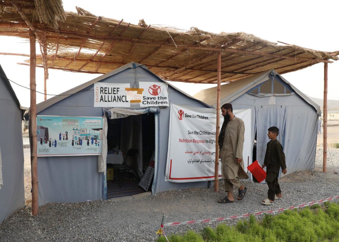 Archivo - Omir y su padre llegan a un centro de tránsito en Kandahar tras regresar desde Pakistánn a AfganistánSAVE THE CHILDREN - Archivo