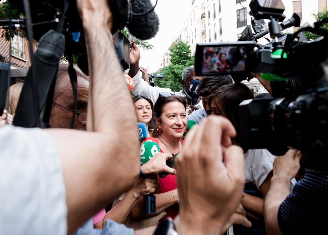 Archivo - Imagen de archivo de la exmilitante socialista Leire Díez a su salida de la sede del PSOE en Ferraz el pasado 3 de junio de 2025, en Madrid (España). Carlos Luján - Europa Press - Archivo