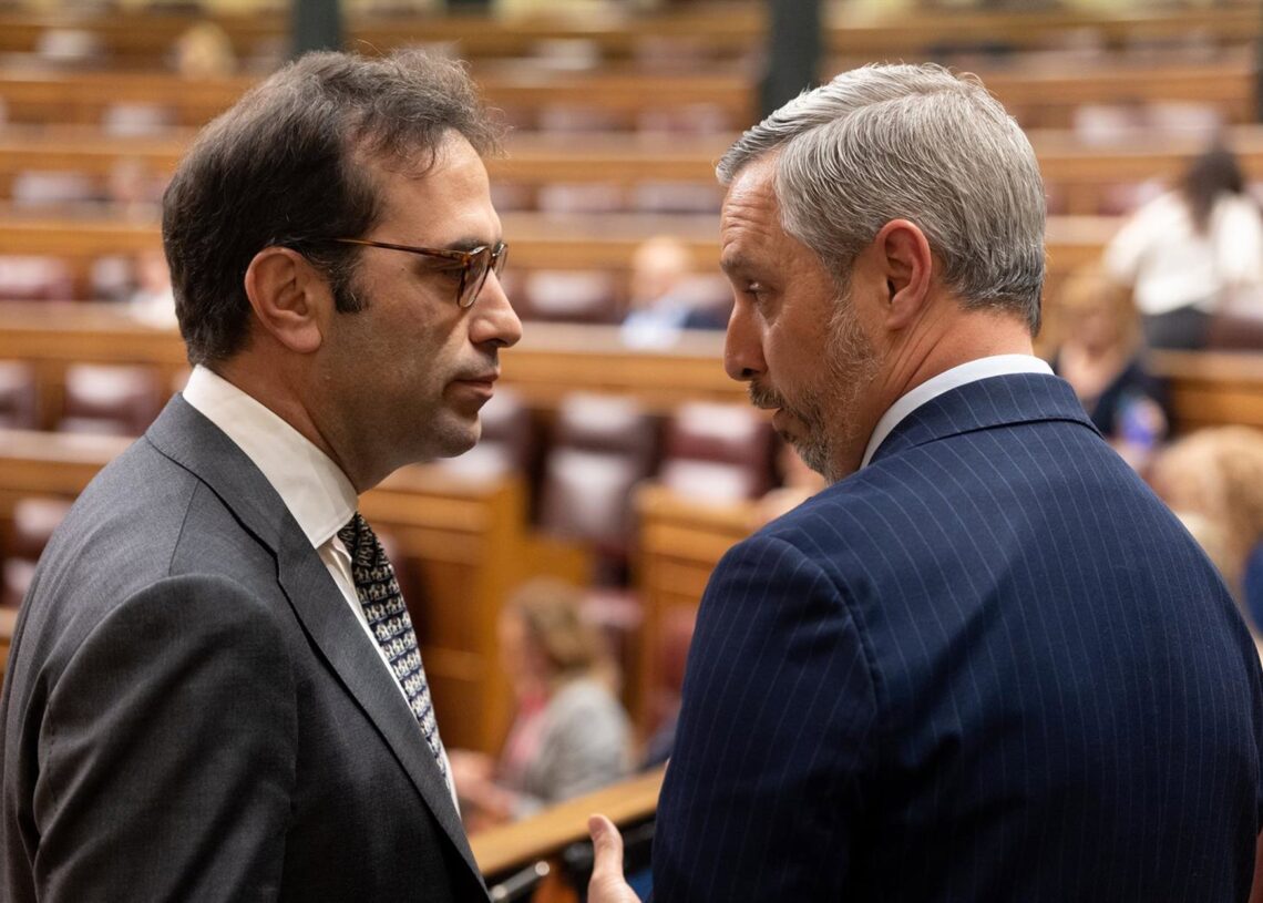 Archivo - El ministro de Economía, Carlos Cuerpo, y el diputado del PP, Juan Bravo, en una imagen de archivo en el Congreso.Eduardo Parra - Europa Press - Archivo