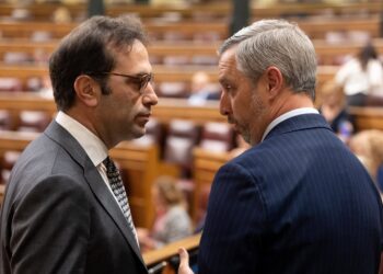 Archivo - El ministro de Economía, Carlos Cuerpo, y el diputado del PP, Juan Bravo, en una imagen de archivo en el Congreso.Eduardo Parra - Europa Press - Archivo