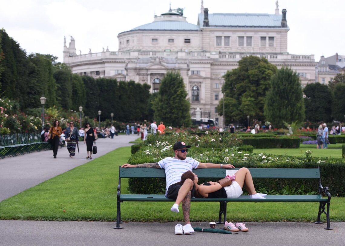 Un grupo de personas descansa en un parque de VienaEuropa Press/Contacto/He Canling