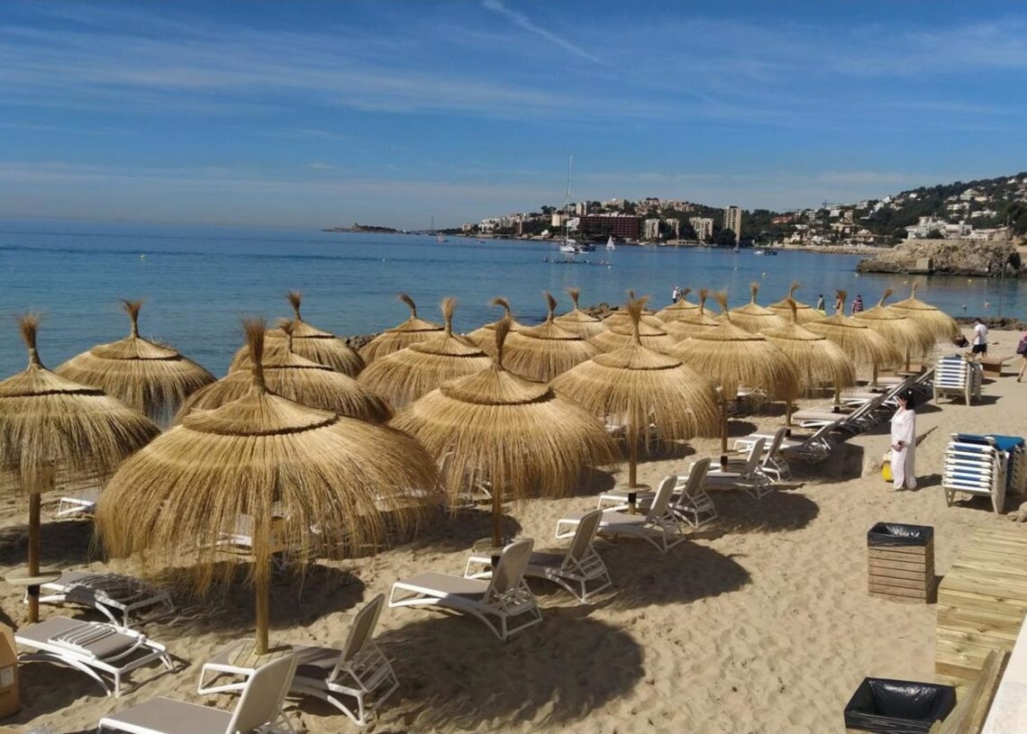 Archivo - Hamacas y sombrillas en una playa de Mallorca.ADOPUMA - Archivo