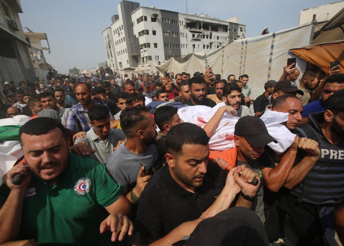 Un grupo de personas traslada el cuerpo sin vida del periodista Anal al Sharif, fallecido por un ataque israelí en la Franja de GazaOmar Ashtawy / Zuma Press / ContactoPhoto