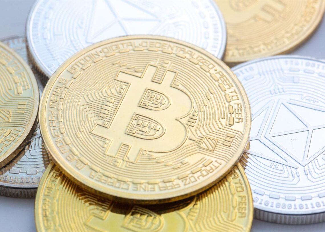 Archivo - FILED - 10 November 2023, Berlin: Bitcoin (C) and Ethereum coins are arranged on a table. Photo: Fernando Gutierrez-Juarez/dpaFernando Gutierrez-Juarez/dpa - Archivo