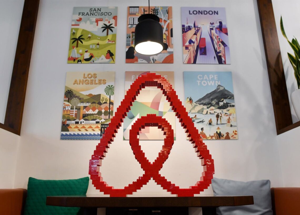 Archivo - FILED - 16 April 2018, Berlin: A general view of the Airbnb logo at the office of Airbnb Germany GmbH on Neue Schoenhauser street. Photo: Jens Kalaene/dpa-Zentralbild/dpaJens Kalaene/dpa-Zentralbild/dpa - Archivo