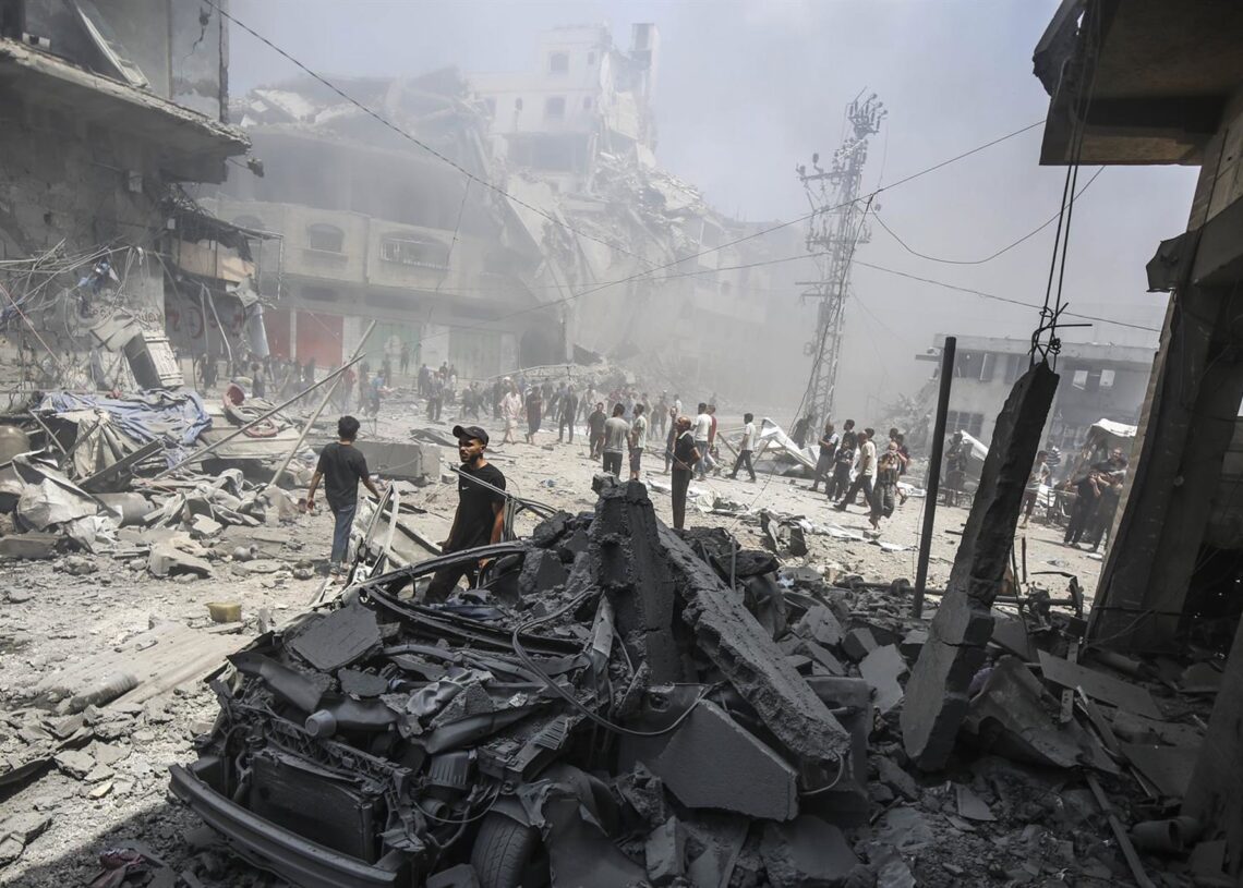 Civiles palestinos inspeccionan una zona atacada por Israel en la ciudad de GazaOmar Ashtawy/APA Images via ZUMA / DPA