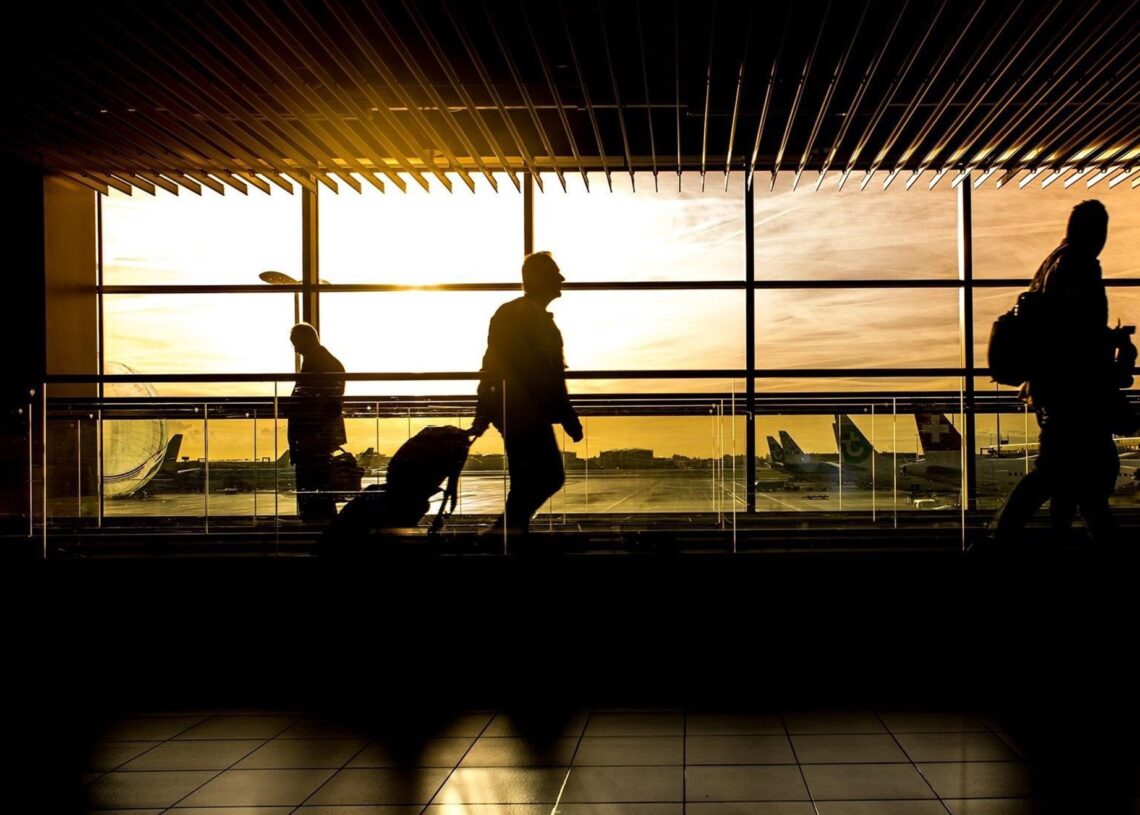 Archivo - Pasajeros en aeropuerto.EUROPA PRESS - Archivo