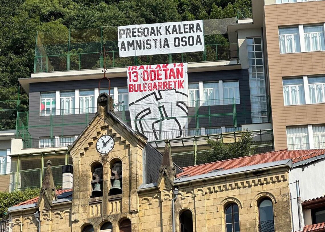 Carteles pidiendo la amnistia para los presos en un colegio de San SebastiánPP DONOSTIA