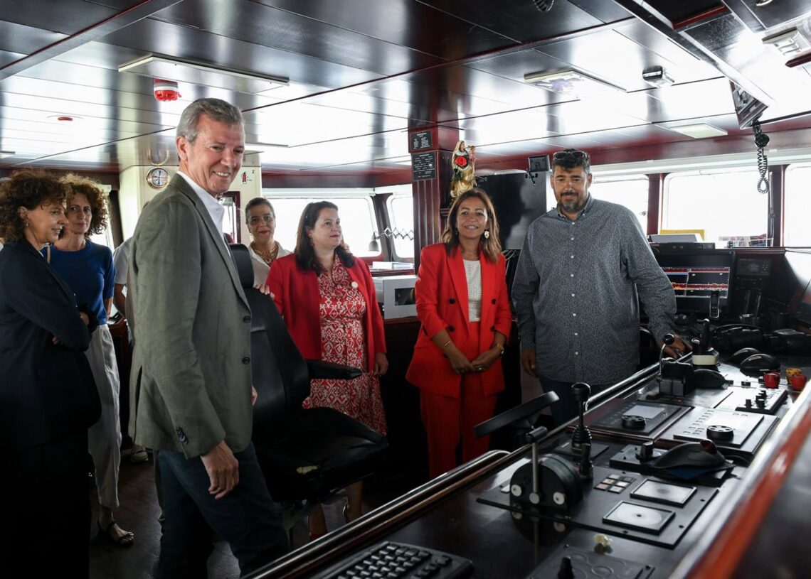 Rueda esta mañana en el barco en Cangas.XUNTA