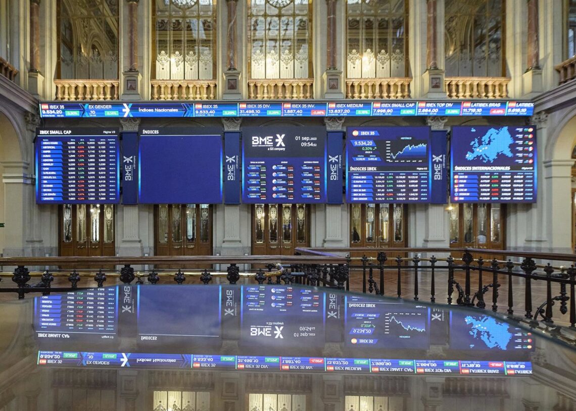 Archivo - Varios paneles del Ibex 35 en el Palacio de la Bolsa, a 1 de septiembre de 2023, en Madrid (España). Jesús Hellín - Europa Press - Archivo