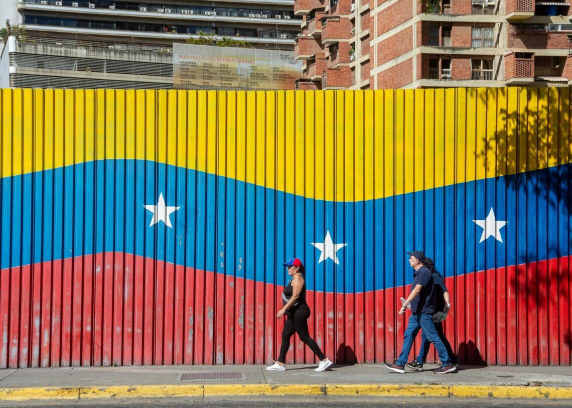 Archivo - Una bandera de Venezuela en la calle de la capital, CaracasEuropa Press/Contacto/Jimmy Villalta - Archivo