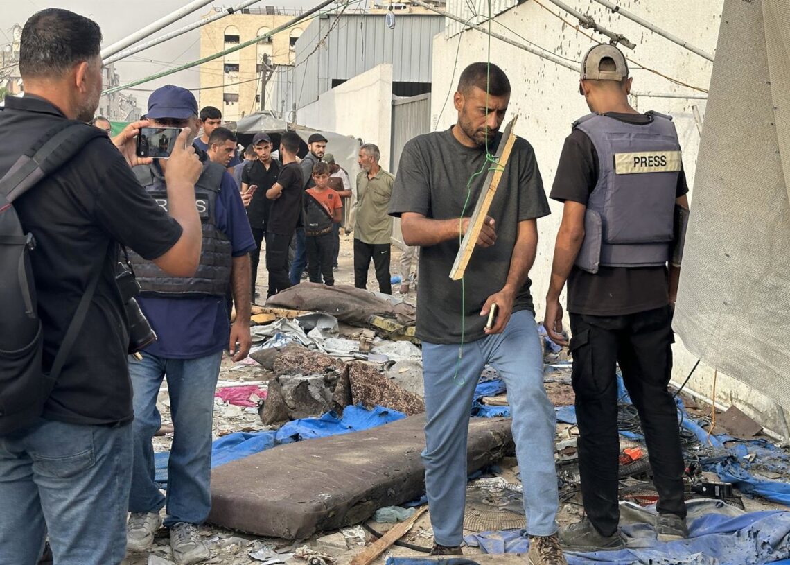 Restos de la tienda de campaña bombardeada por Israel en ciudad de Gaza, donde ha matado a seis periodistas palestinosEuropa Press/Contacto/Khasan Alzaanin