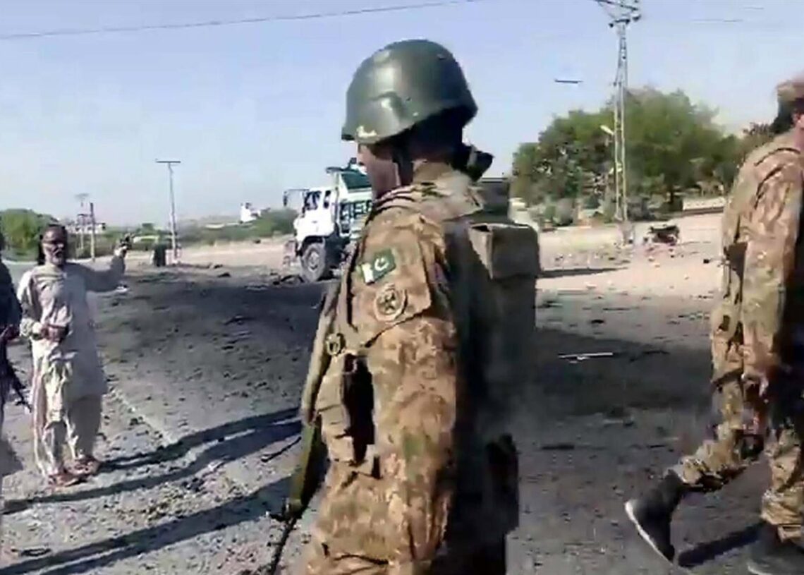 Archivo - Soldado del Ejército de Pakistán en la escena de un ataque con explosivos en Baluchistán Europa Press/Contacto/PPI - Archivo