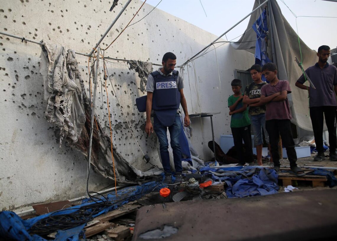 Periodistas observan entre los restos tras el ataque de Israel contra su tienda de campaña en ciudad de GazaEuropa Press/Contacto/Omar Ashtawy