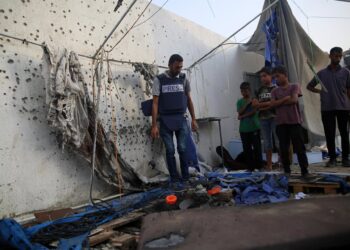 Periodistas observan entre los restos tras el ataque de Israel contra su tienda de campaña en ciudad de GazaEuropa Press/Contacto/Omar Ashtawy