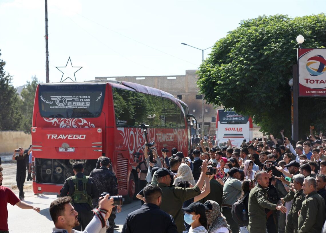 Archivo - Escenas de la salida de detenidos por las FDS de Alepo (Siria), liberados en un gran intercambio de prisioneros con el Gobierno de transición el 2 de junio de 2025Europa Press/Contacto/Stringer - Archivo