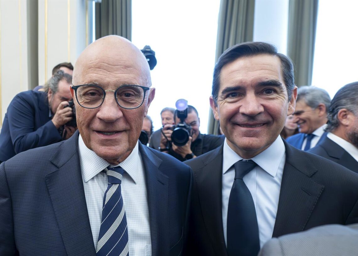Archivo - El presidente del BBVA, Carlos Torres Vila (d), y el presidente del Banco Sabadell, Josep Oliu (i), durante la ceremonia de toma de posesión del nuevo gobernador del Banco de España, en el Banco de España, a 24 de septiembre de 2024, en Madrid (Alberto Ortega - Europa Press - Archivo
