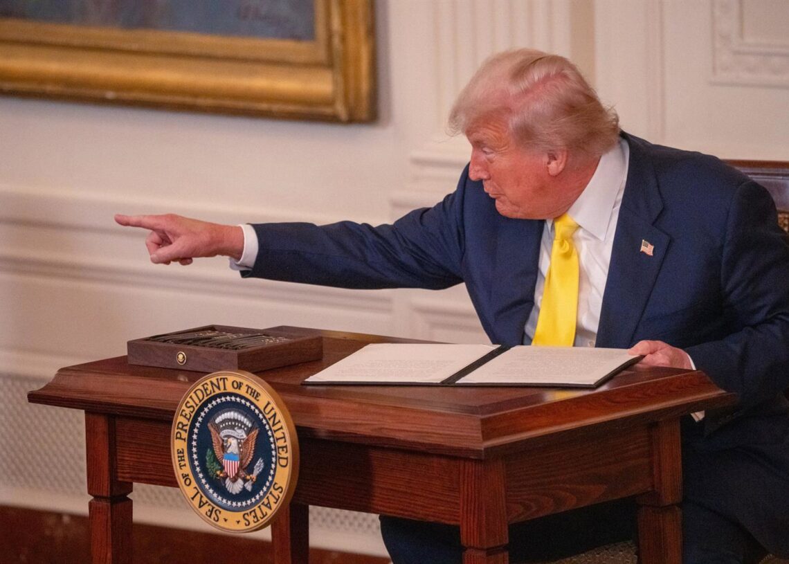 07 August 2025, US, Washington: US President Donald Trump points during his signing of a proclamation honoring National Purple Heart Day for wounded veterans in a ceremony in the East Room on August 7, 2025. Photo: Andrew Leyden/ZUMA Press Wire/dpaAndrew Leyden/ZUMA Press Wire/dp / DPA