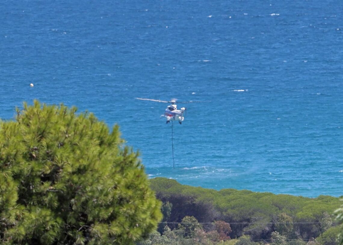 Medios terrestres y aéreos operan en el incendio declarado en el paraje Sierra de la Plata, cercano a la playa de Bolonia, a 11 de agosto de 2025, en Tarifa (Cádiz, Andalucía, España). L Nono Rico (Europa Press)
