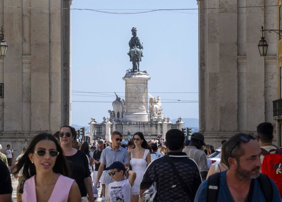 Numerosas personas pasean por una céntrica calle de LisboaEuropa Press/Contacto/Jorge Castellanos