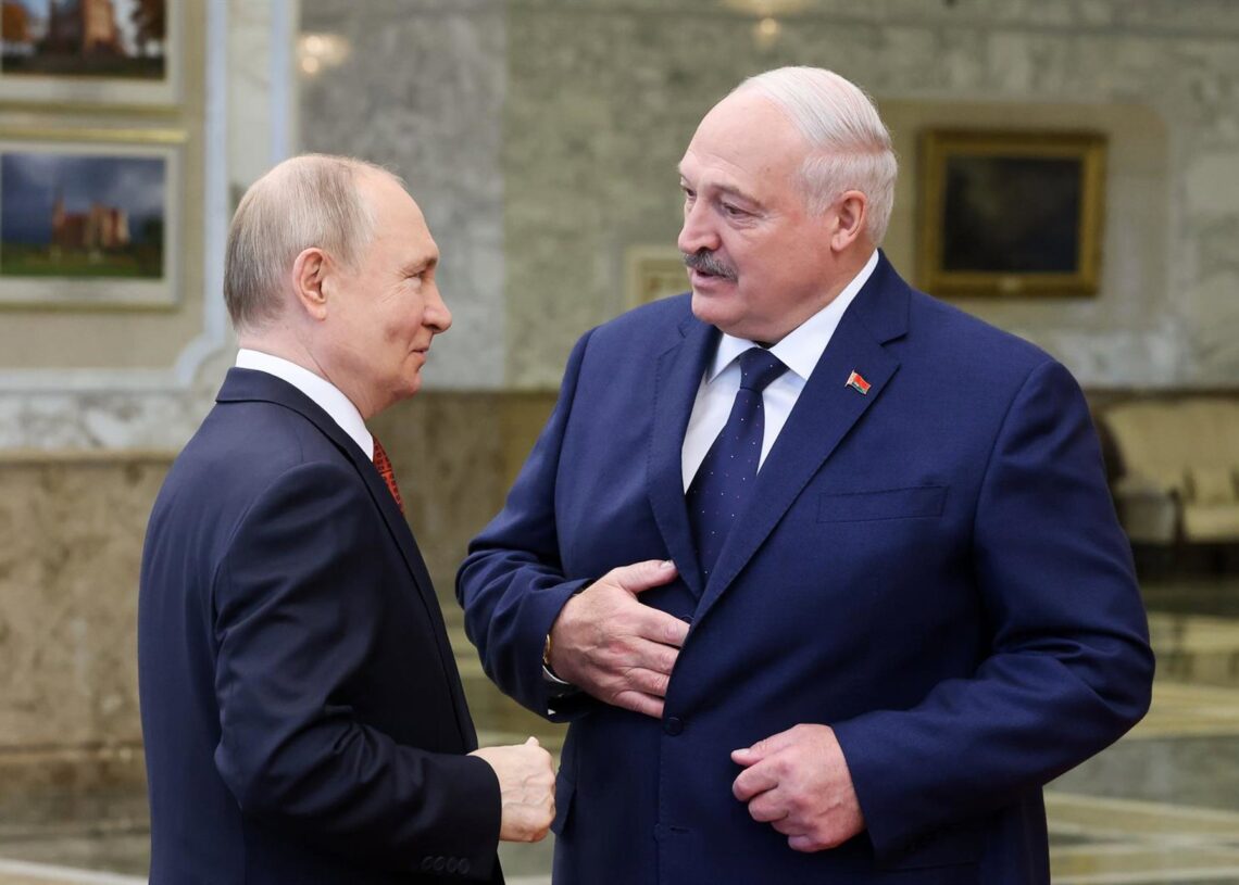 Archivo - El presidente de Bielorrusia, Alexander Lukashenko, recibe en Minsk a su homólogo de Rusia, Vladimir PutinSergei Karpukhin / Zuma Press / ContactoPhoto