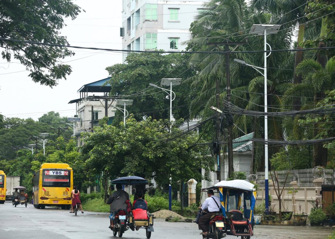 Varios vehículos circulan por una calle de Rangún, en BirmaniaEuropa Press/Contacto/Myo Kyaw Soe