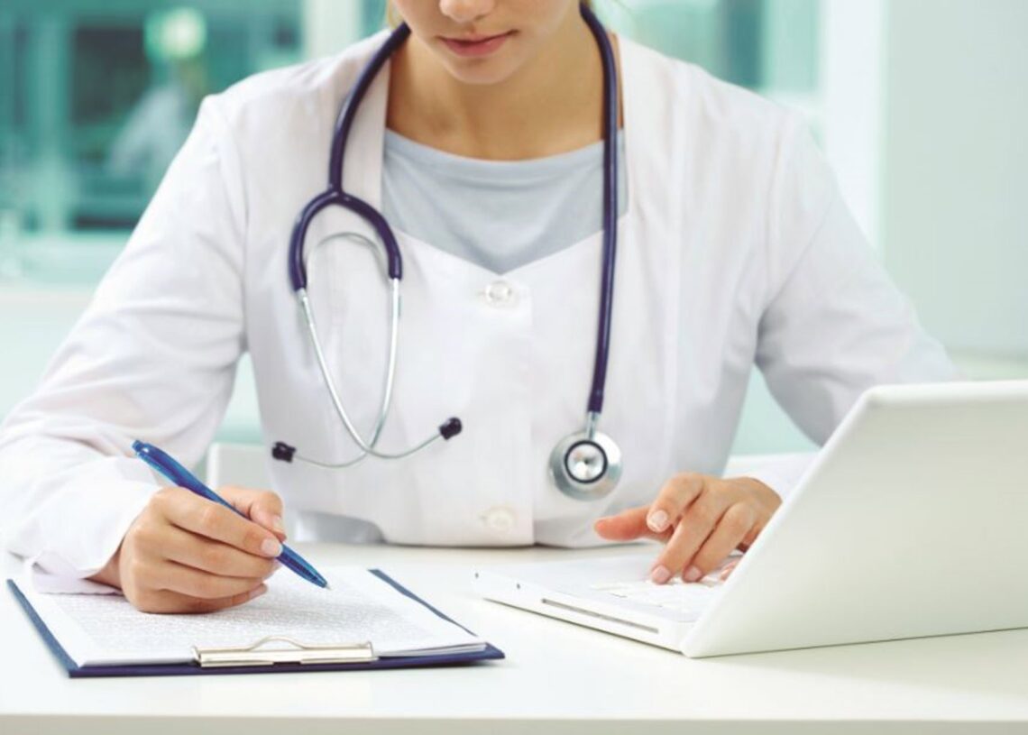 Archivo - Imagen de recurso de una consulta médica.SANITAS - Archivo