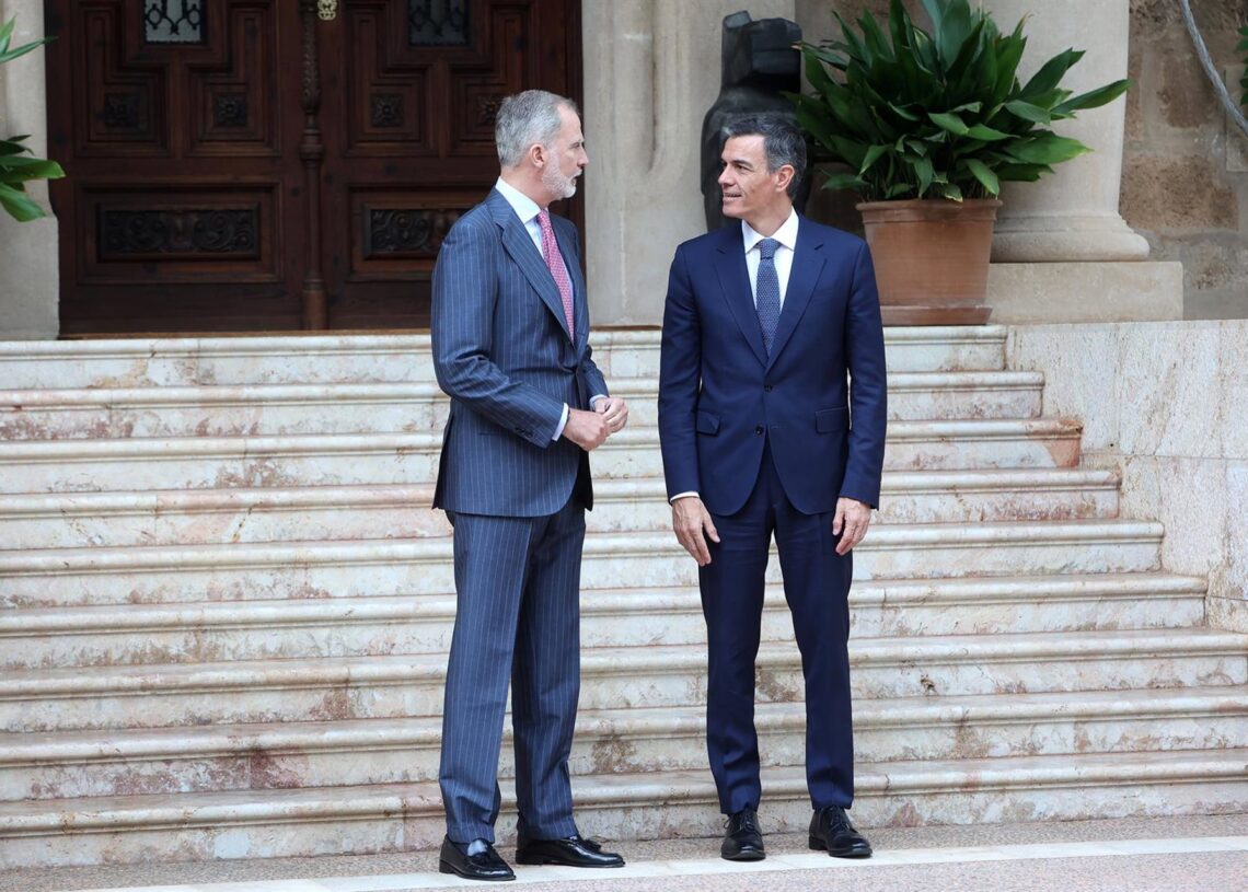 El Rey Felipe VI (i) durante un despacho con el presidente del Gobierno, Pedro Sánchez (d), en el ?Palacio de Marivent, a 29 de julio de 2025, en Palma de Mallorca, Islas Baleares (España).Isaac Buj - Europa Press