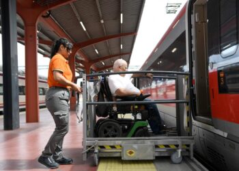 Adif Acerca estrena nuevas plataformas para facilitar el acceso al tren a viajeros en sillas de ruedasADIF
