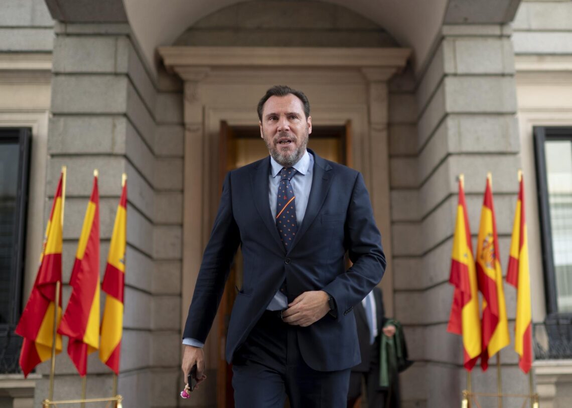 Archivo - El ministro de Transportes y Movilidad Sostenible, Óscar Puente, tras el acto institucional por el Día de la Constitución, en el Congreso de los Diputados, a 6 de diciembre de 2024, en Madrid (España). Alberto Ortega - Europa Press - Archivo