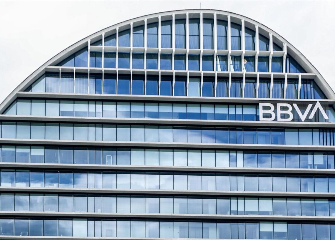 Archivo - Fachada de la sede de BBVA, a 26 de septiembre de 2024, en Madrid (España). Ricardo Rubio - Europa Press - Archivo