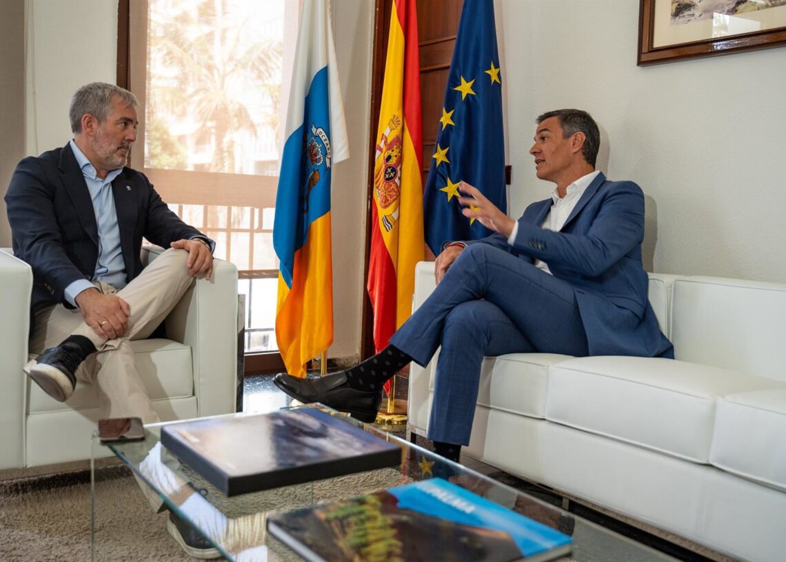 Archivo - El presidente del Gobierno, Pedro Sánchez (d), y el presidente de Canarias, Fernando Clavijo (i), se reúnen para abordar la crisis migratoria del archipiélago, en la Dirección Insular de la Administración General del Estado en Santa Cruz de la PEuropa Press Canarias - Europa Press - Archivo