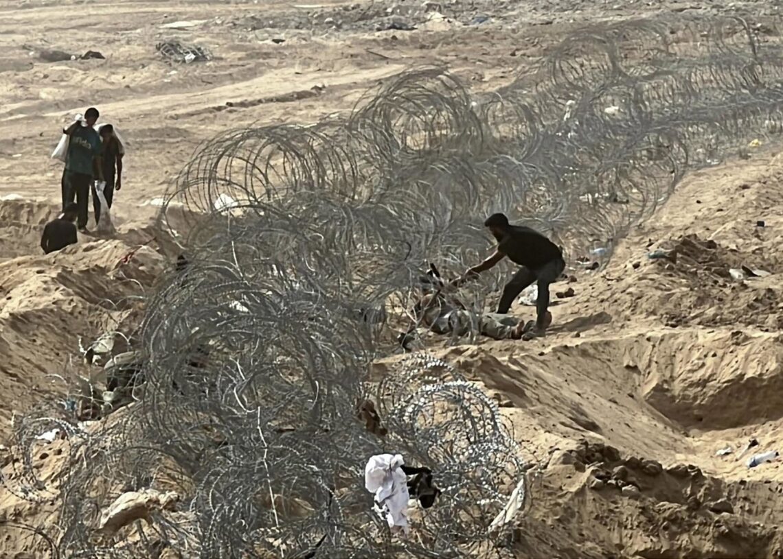 Civiles palestinos intentan conseguir ayuda en Deir el Balá, en la Franja de GazaEuropa Press/Contacto/Belal Abu Amer