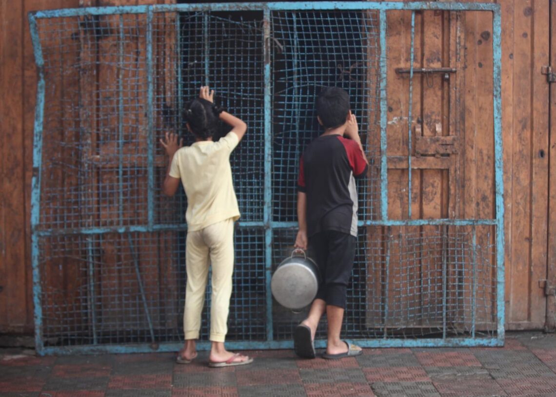Civiles palestinos esperan para recibir ayuda en Bureij, en la Franja de GazaMoiz Salhi/APA Images via ZUMA P / DPA