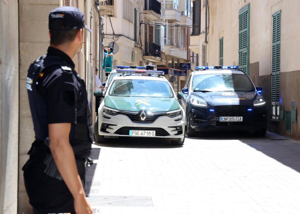 Archivo - Un agente de la Policía Nacional, a las puertas de los Juzgados de Manacor. Isaac Buj - Europa Press - Archivo