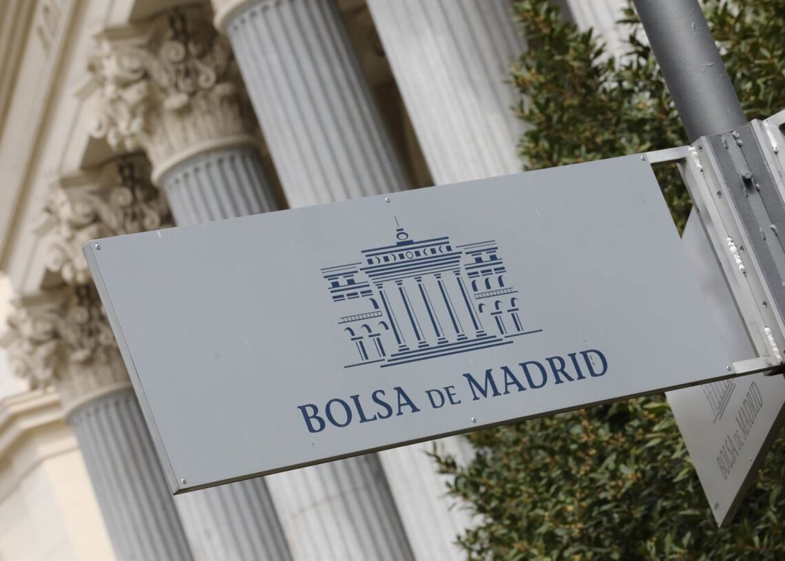 Archivo - Cartel colocado en las inmediaciones del edificio de La Bolsa de Madrid (España)Marta Fernández Jara - Europa Press - Archivo
