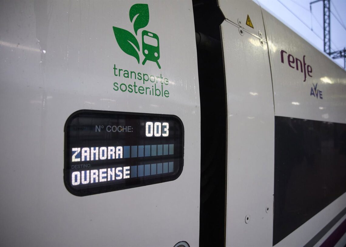 Archivo - Tren que va a efectuar un viaje por el nuevo tramo de alta velocidad Pedralba de la Pradería-Ourense, en la estación de Madrid-Chamartín Clara Campoamor, a 22 de noviembre de 2021, en Madrid, (España). Perteneciente a la Línea de Alta Velocidad Jesús Hellín - Europa Press - Archivo
