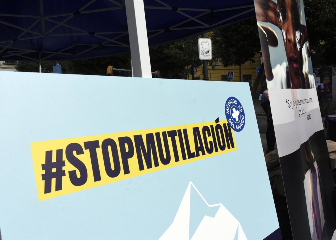 Archivo - Un cartel en contra de la mutilación genital femeninaEuropa Press/Contacto/Richard Zubelzu - Archivo
