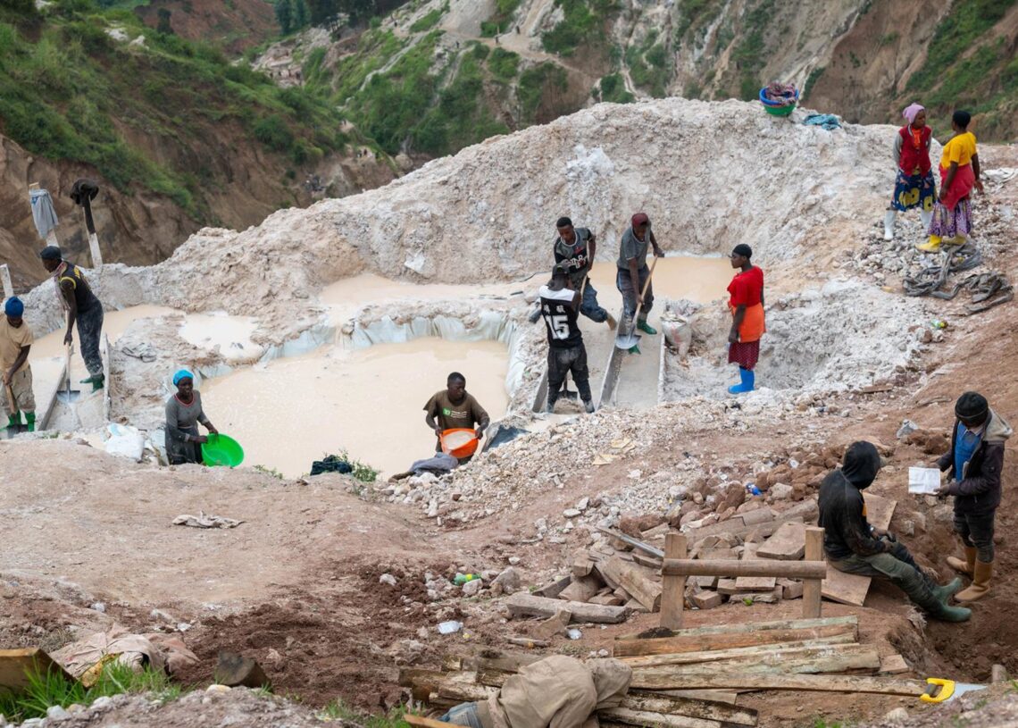 Archivo - Trabajadores en una mina de coltán en Rubaya, en República Democrática del CongoEuropa Press/Contacto/Zheng Yangzi - Archivo