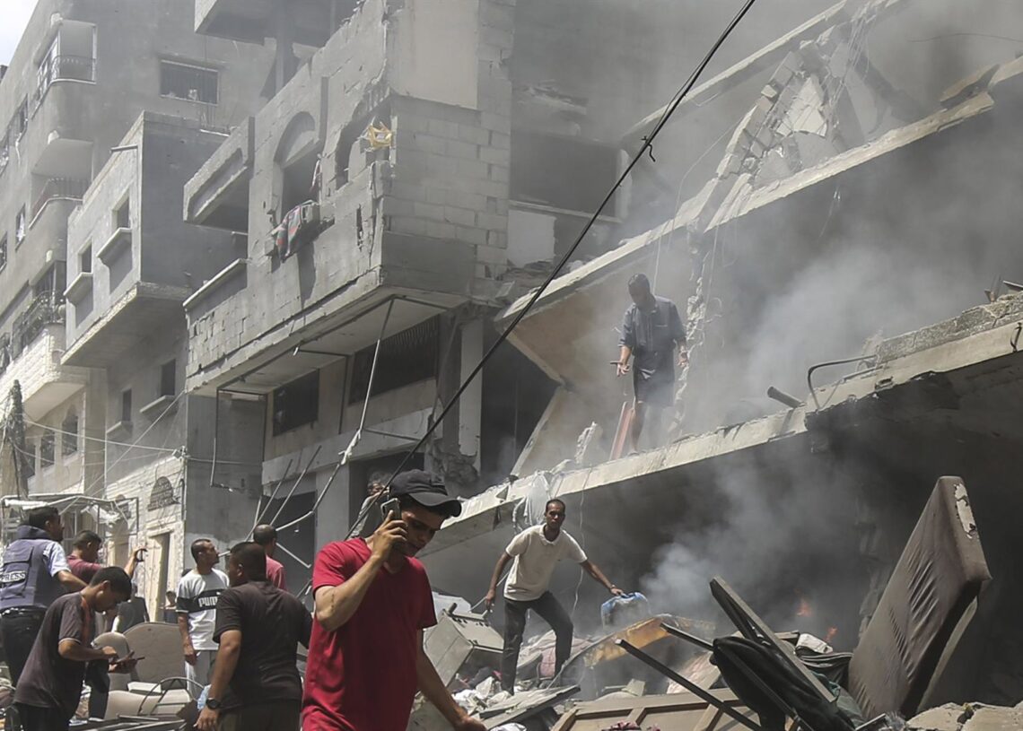 Palestinos comprueban los daños causados por un ataque israelí que ha golpeado el barrio de Al Zeitún, en el sur de la ciudad de GazaEuropa Press/Contacto/Omar Ashtawy