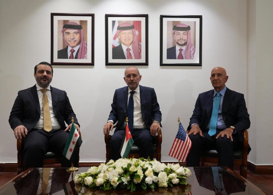 De izquierda a derecha: los ministros de Exteriores de Siria y Jordania, y el enviado especial de Estados Unidos para SiriaEMBAJADA DE EEUU EN SIRIA, EN X