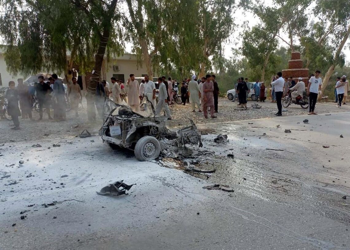 Archivo - Restos de un coche bomba tras explotar en Peshawar, PakistánEuropa Press/Contacto/PPI - Archivo